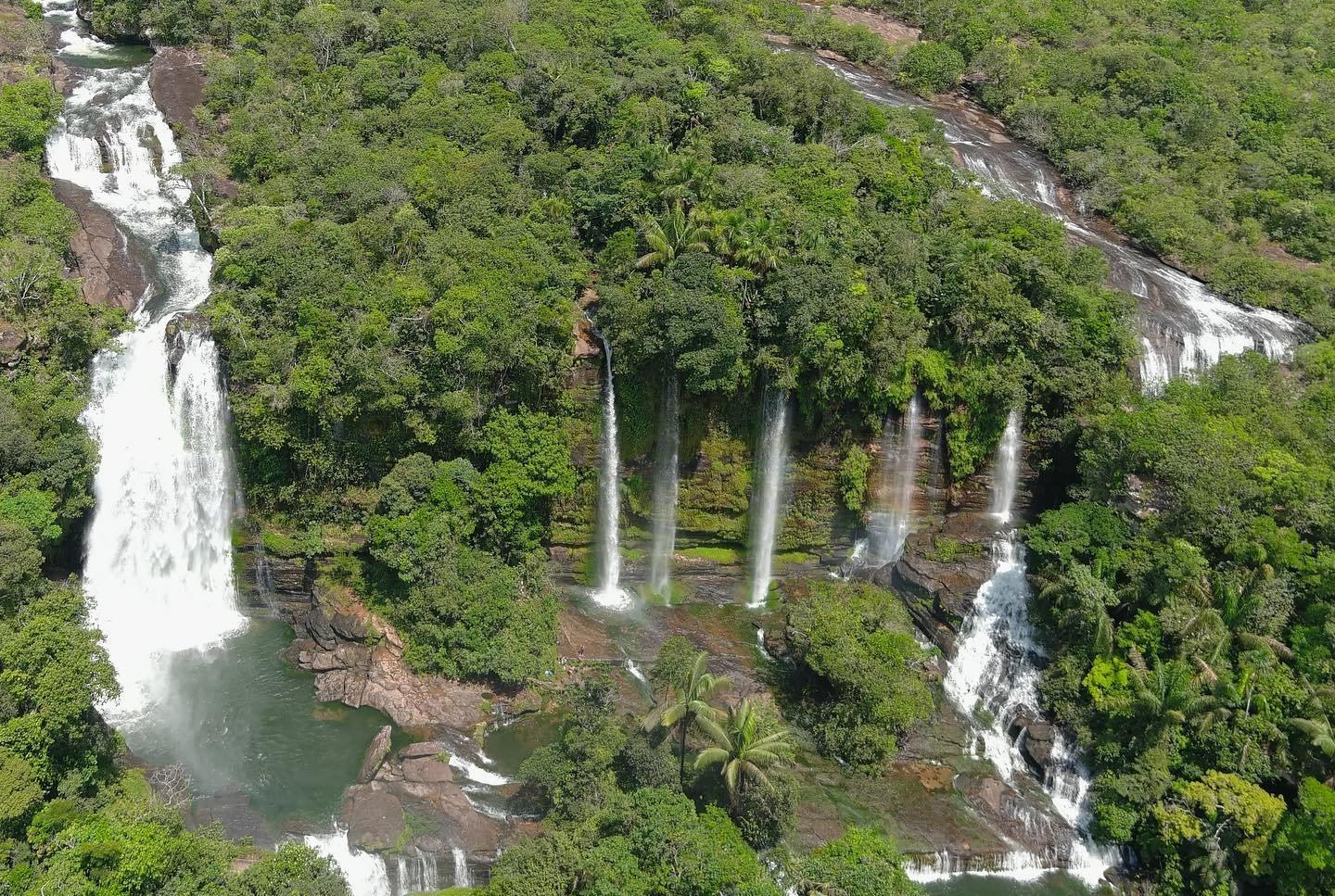 Cascadas que caen sobre la roca en un bosque tropical